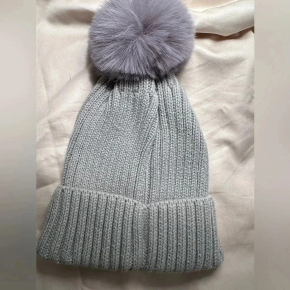 Grey knit hat with pompom nwot - Picture 3 of 4